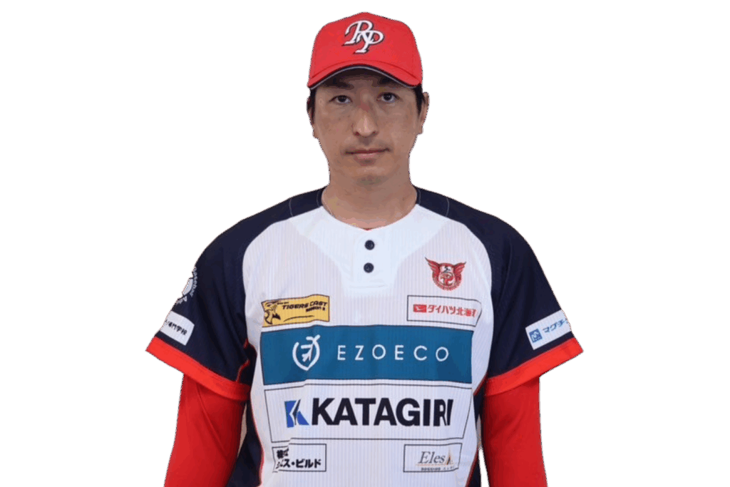背番号77の新垣　勇人コーチがユニフォーム姿で正面を向いている
